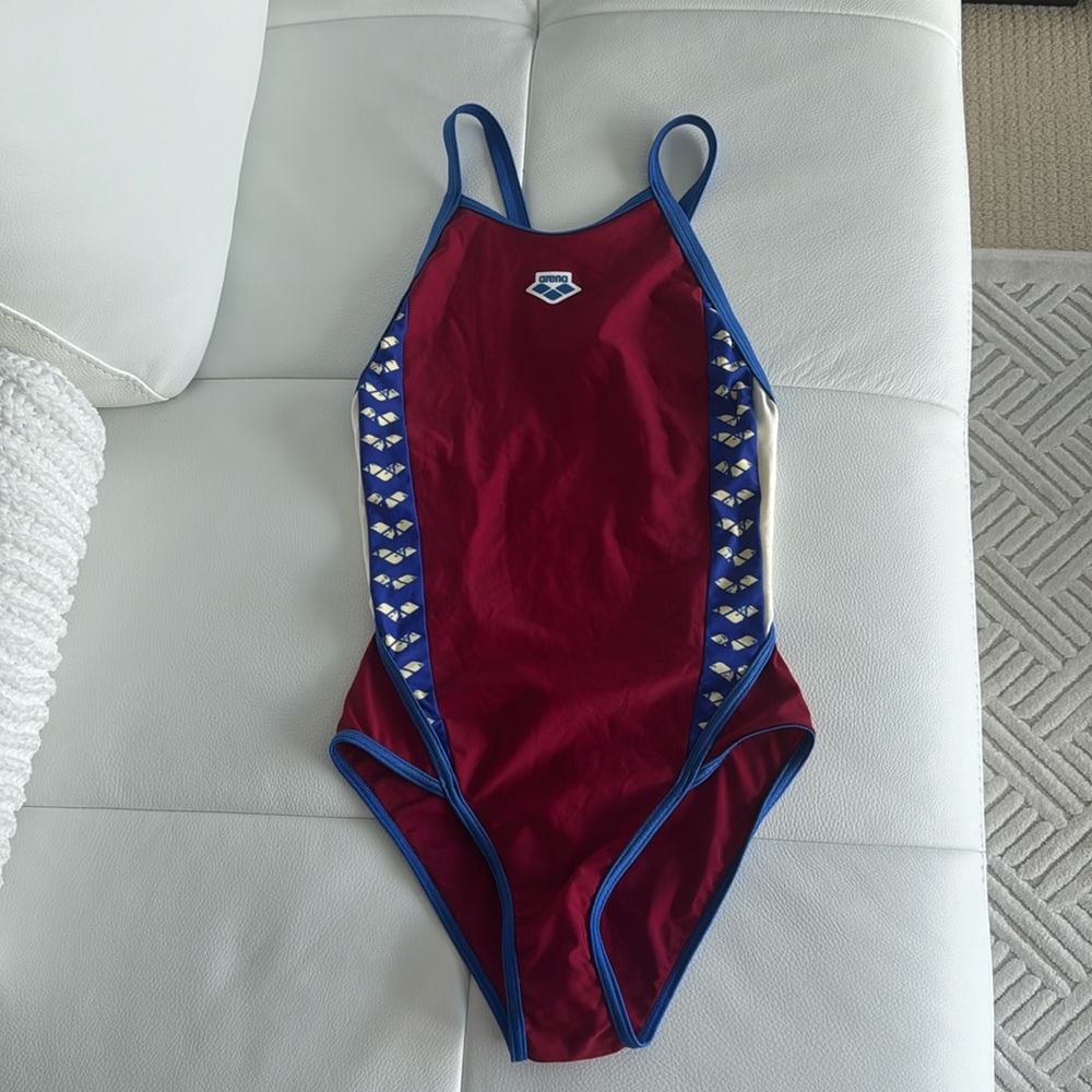 Twice used- arena Women’s Icons Panel Fast Back One Piece Swimsuit
